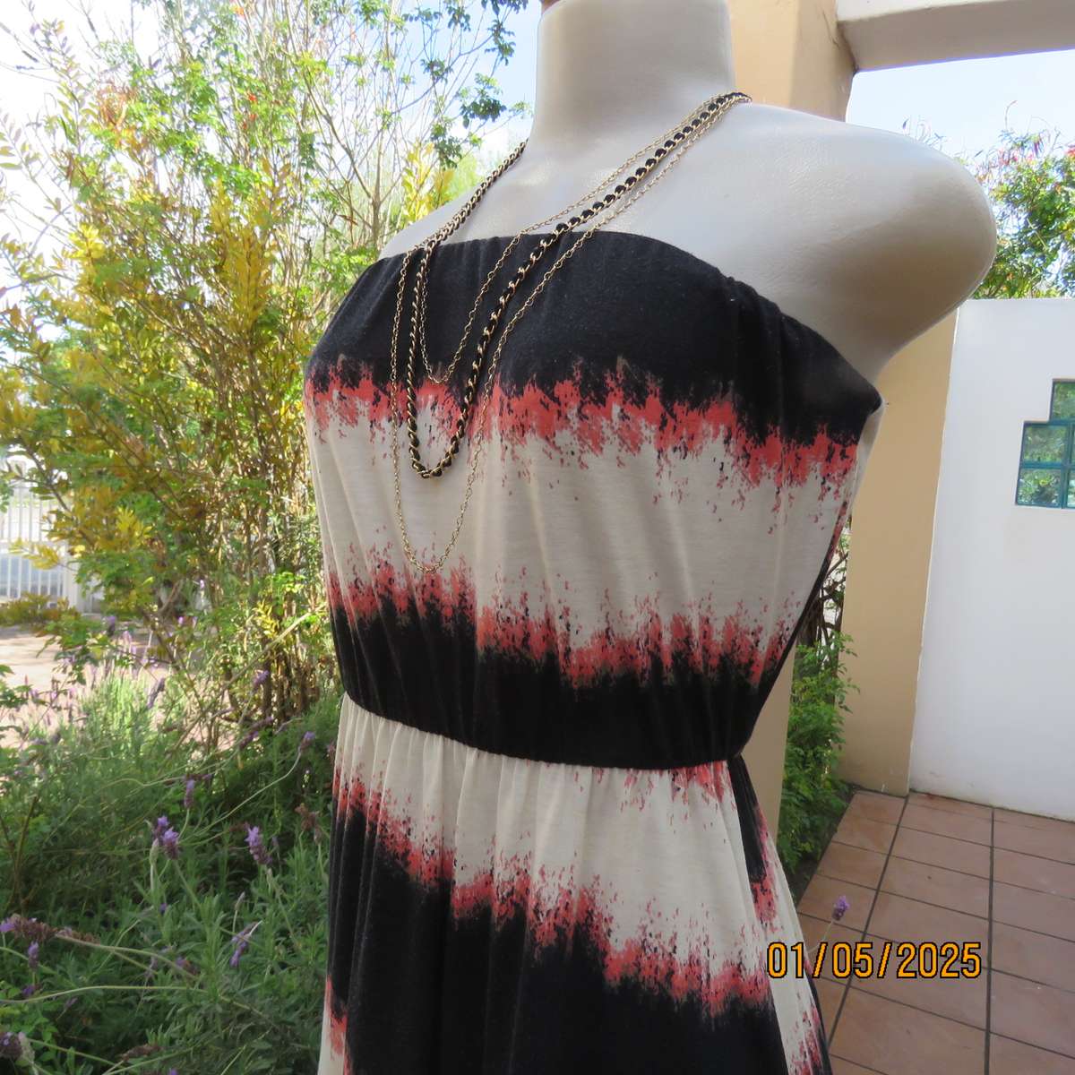 Cool strapless horizontal black-cream-crimson patterned dress in stretch polyester. Size 32.