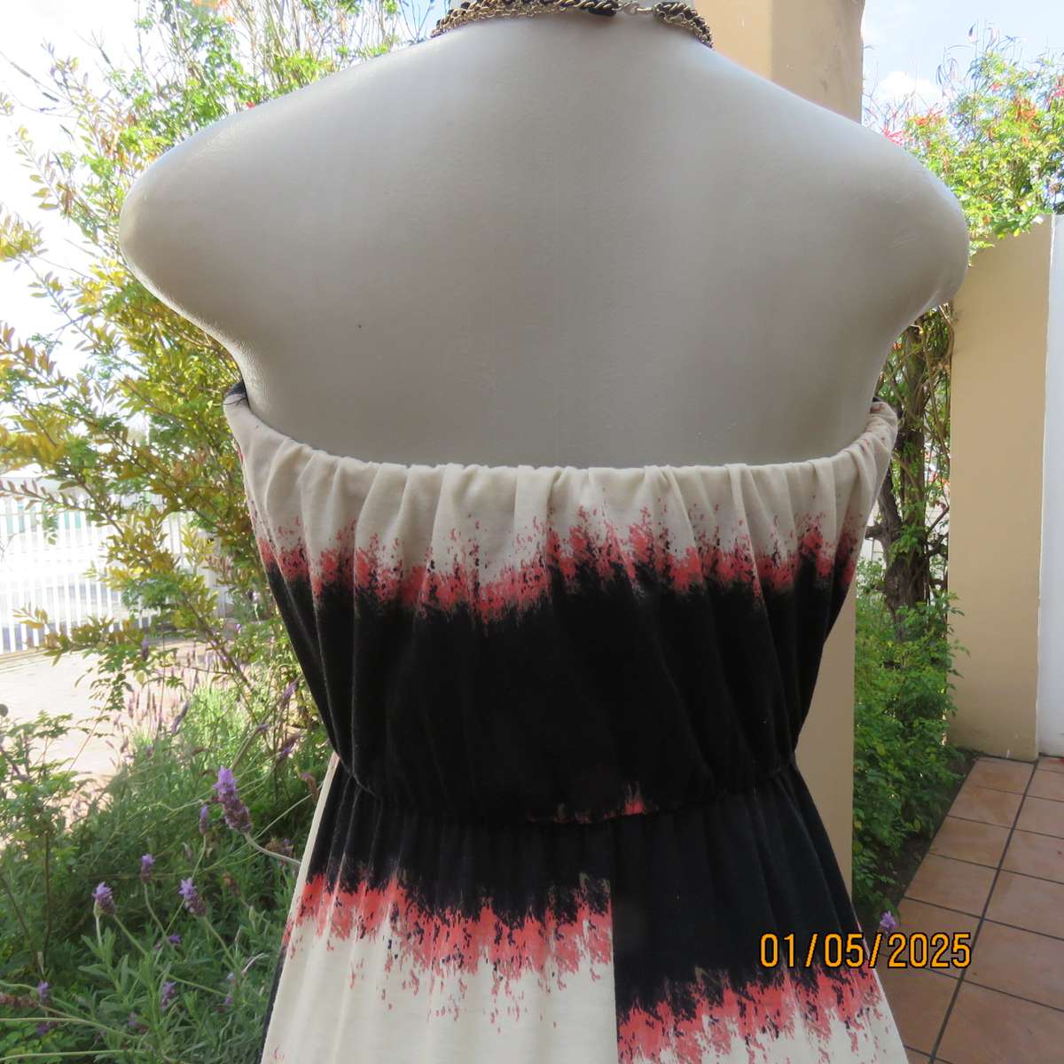 Cool strapless horizontal black-cream-crimson patterned dress in stretch polyester. Size 32.