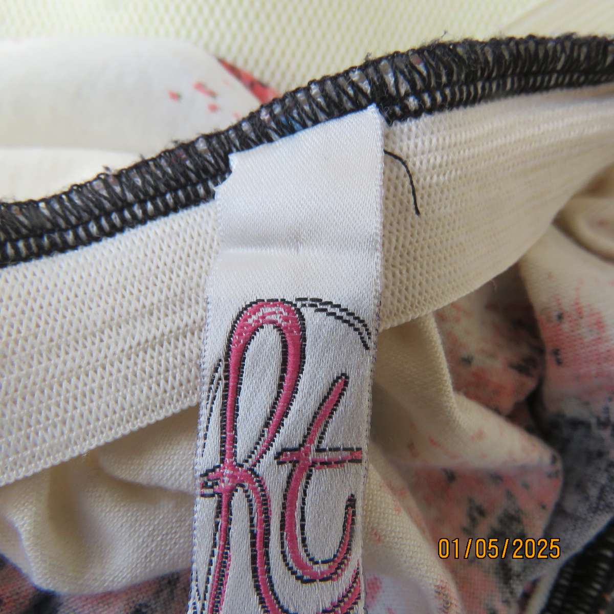 Cool strapless horizontal black-cream-crimson patterned dress in stretch polyester. Size 32.