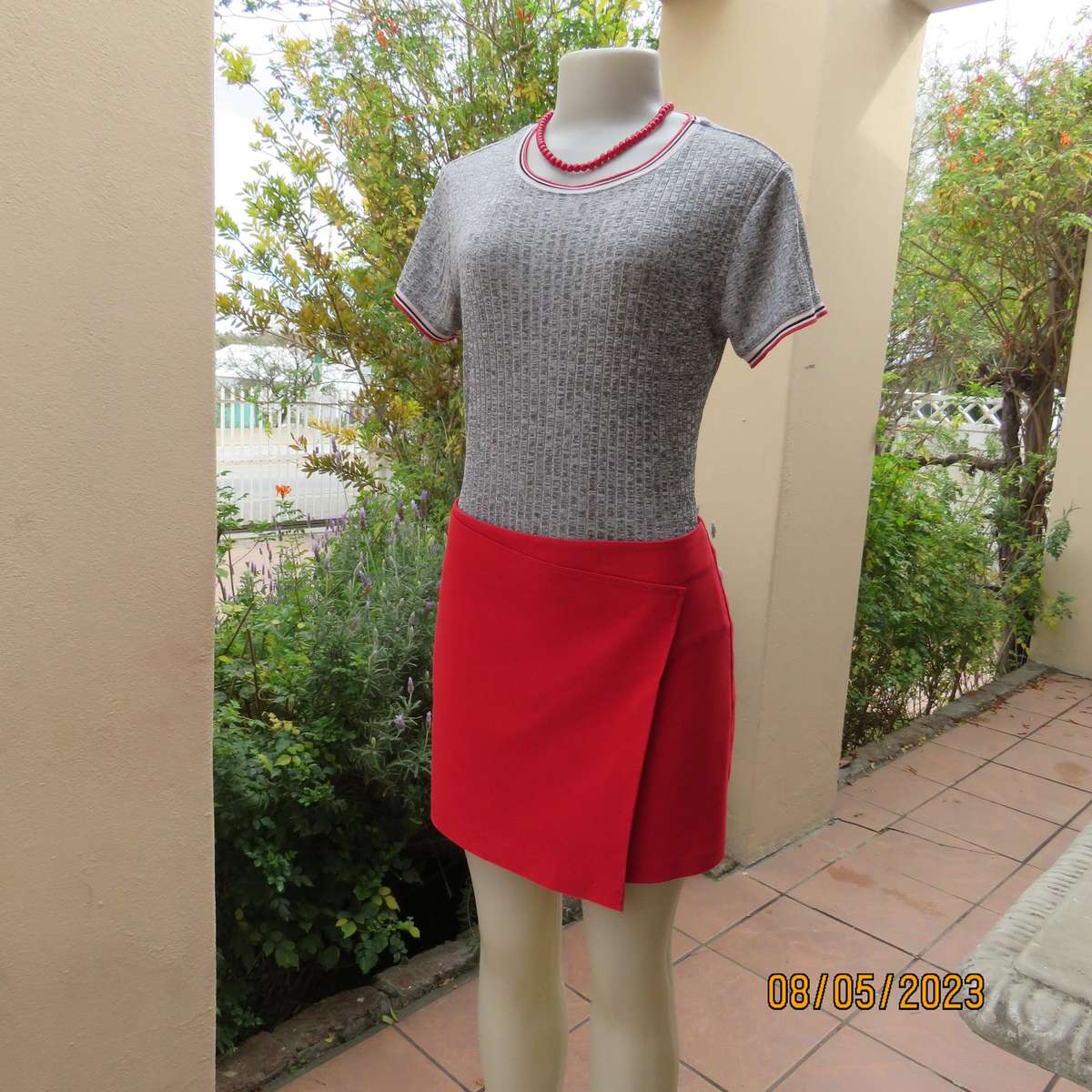 NEWS red poly-rayon stretch mini skirt Bandless with back zip .Size 36