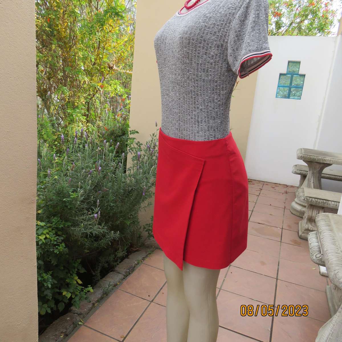NEWS red poly-rayon stretch mini skirt Bandless with back zip .Size 36