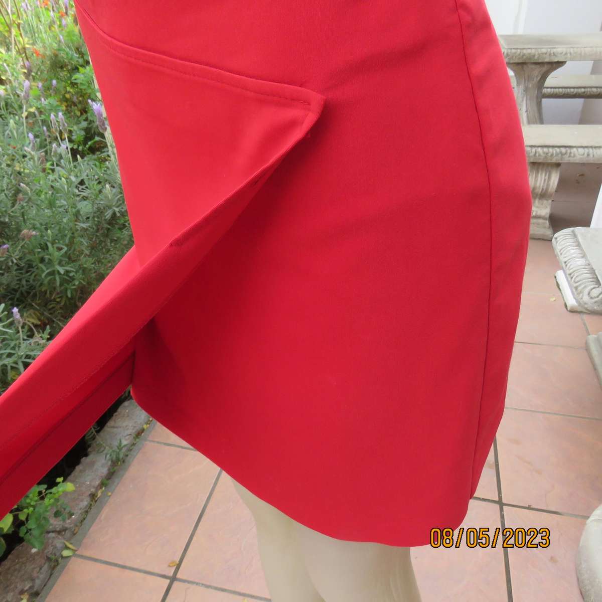 NEWS red poly-rayon stretch mini skirt Bandless with back zip .Size 36