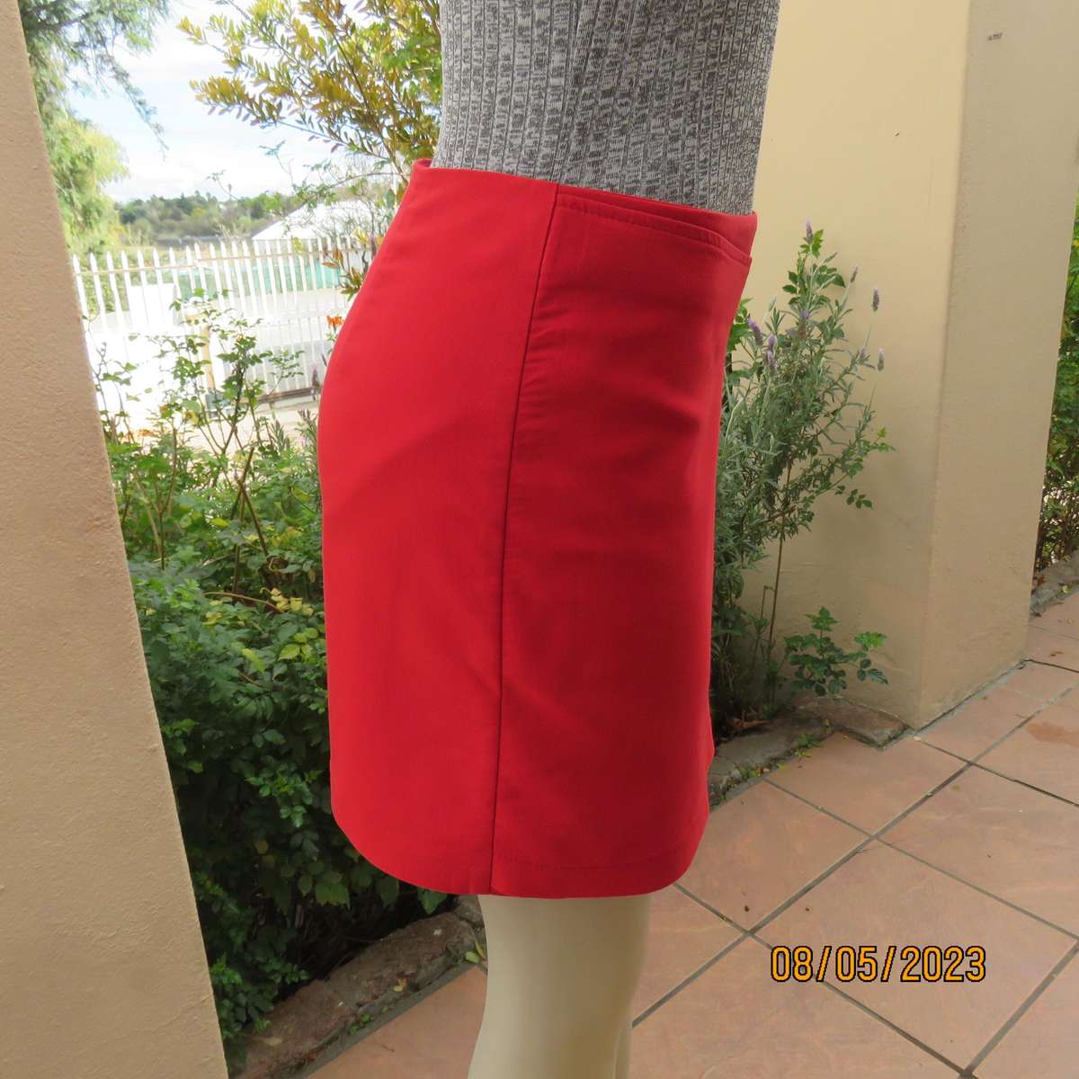 NEWS red poly-rayon stretch mini skirt Bandless with back zip .Size 36