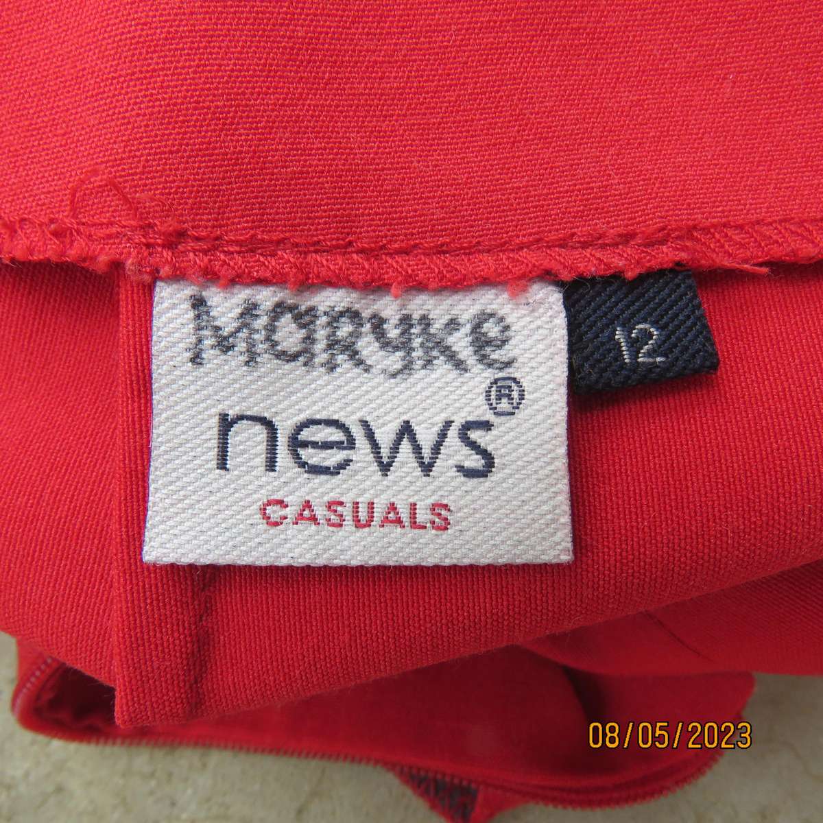 NEWS red poly-rayon stretch mini skirt Bandless with back zip .Size 36
