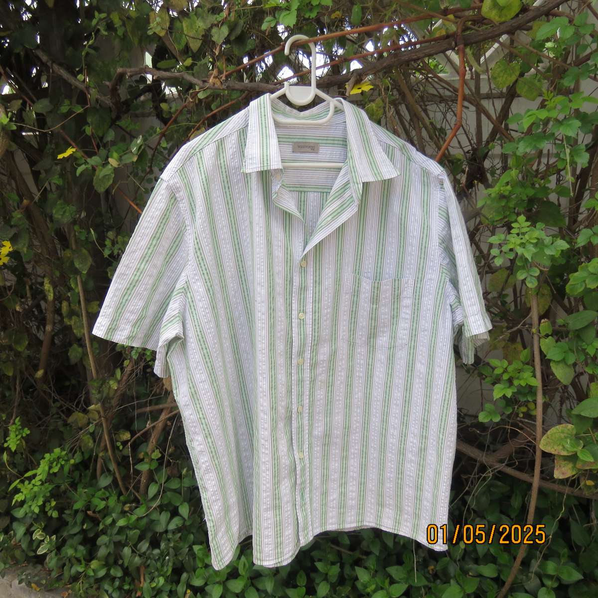 Handsome men's short sleeve white/green vertical striped 100% bubble cotton shirt.Size XXL.As new.