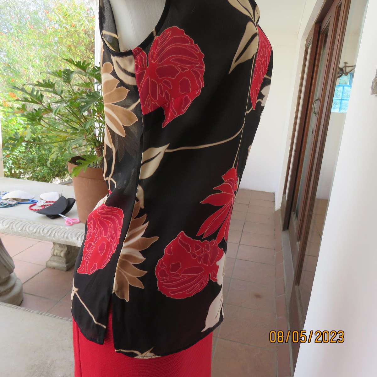 EXACT black sleeveless polyester top with red-cream flowers. Size 34