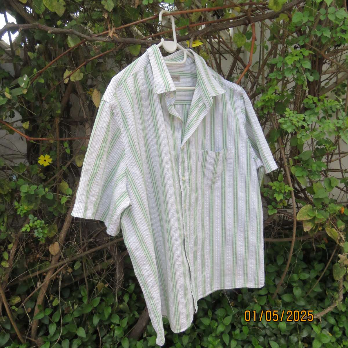 Handsome men's short sleeve white/green vertical striped 100% bubble cotton shirt.Size XXL.As new.