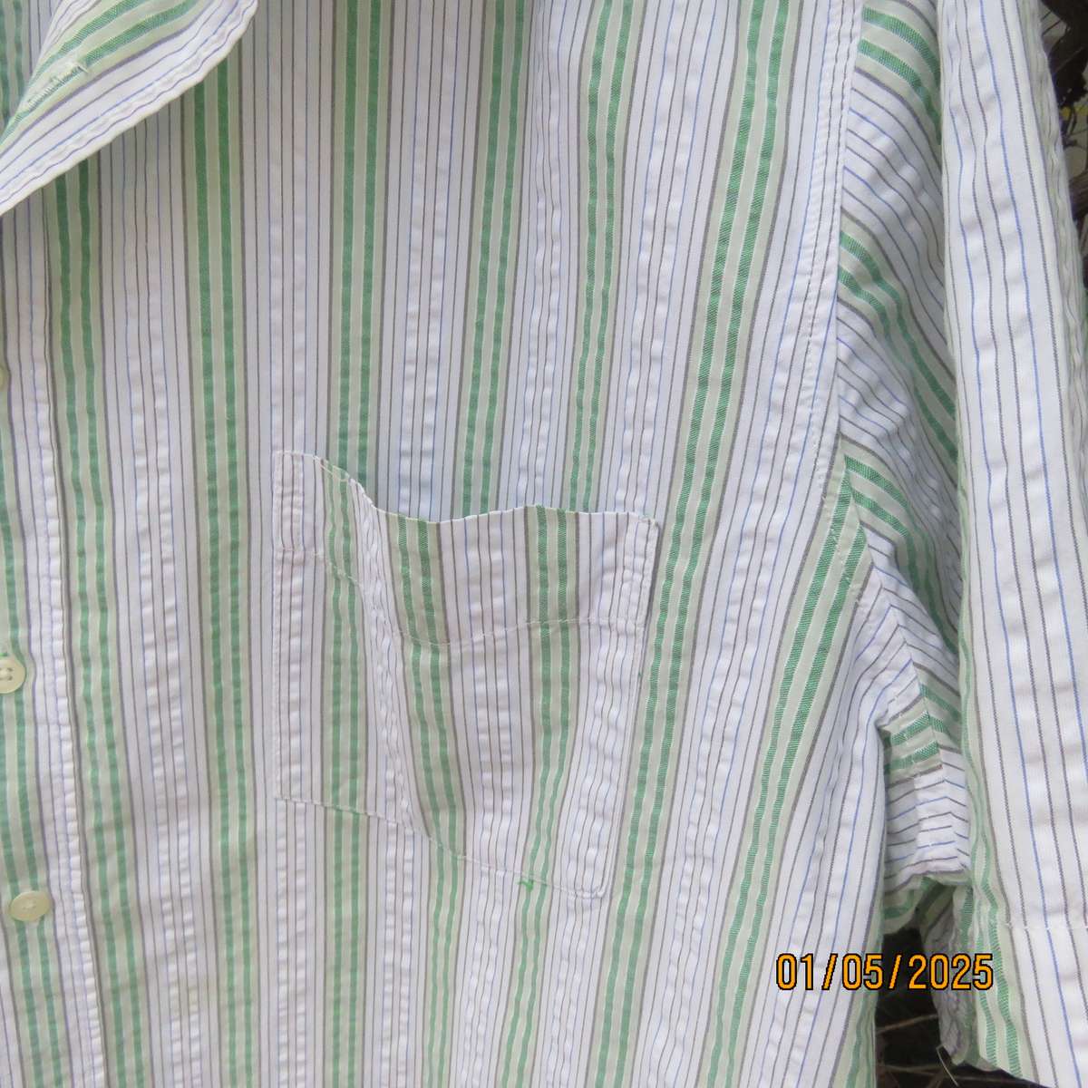 Handsome men's short sleeve white/green vertical striped 100% bubble cotton shirt.Size XXL.As new.