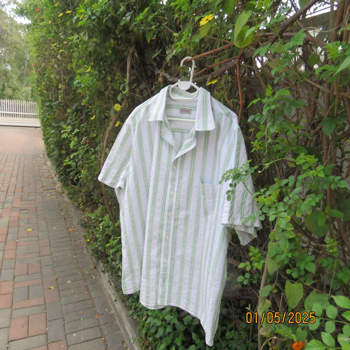 Handsome men's short sleeve white/green vertical striped 100% bubble cotton shirt.Size XXL.As new.