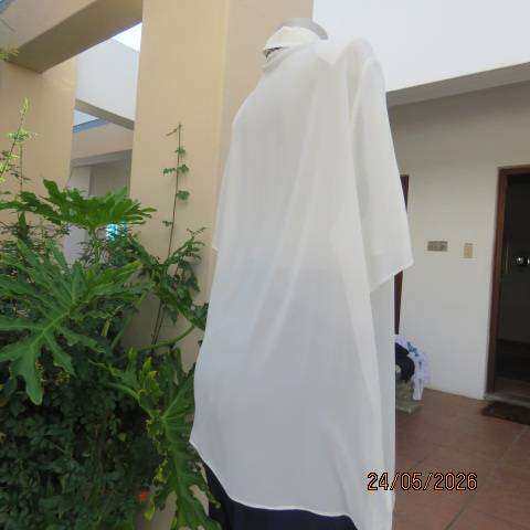 Donna Claire light cream button-down short sleeve top with open collar size 44