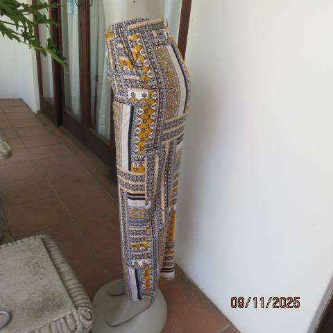AUDACITY geometric printed wide legged viscose pants in mustard-black-white. Size 32