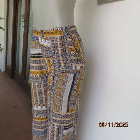 AUDACITY geometric printed wide legged viscose pants in mustard-black-white. Size 32
