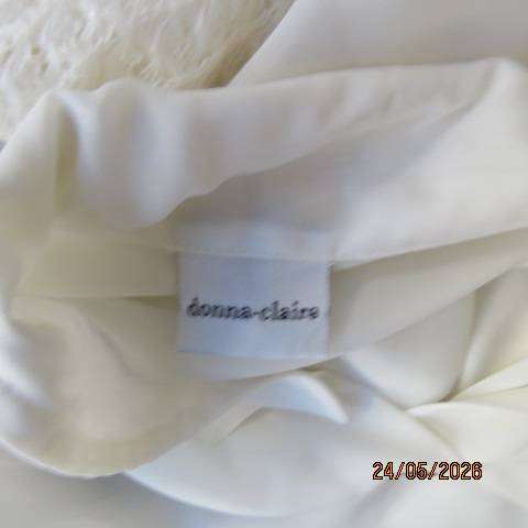 Donna Claire light cream button-down short sleeve top with open collar size 44