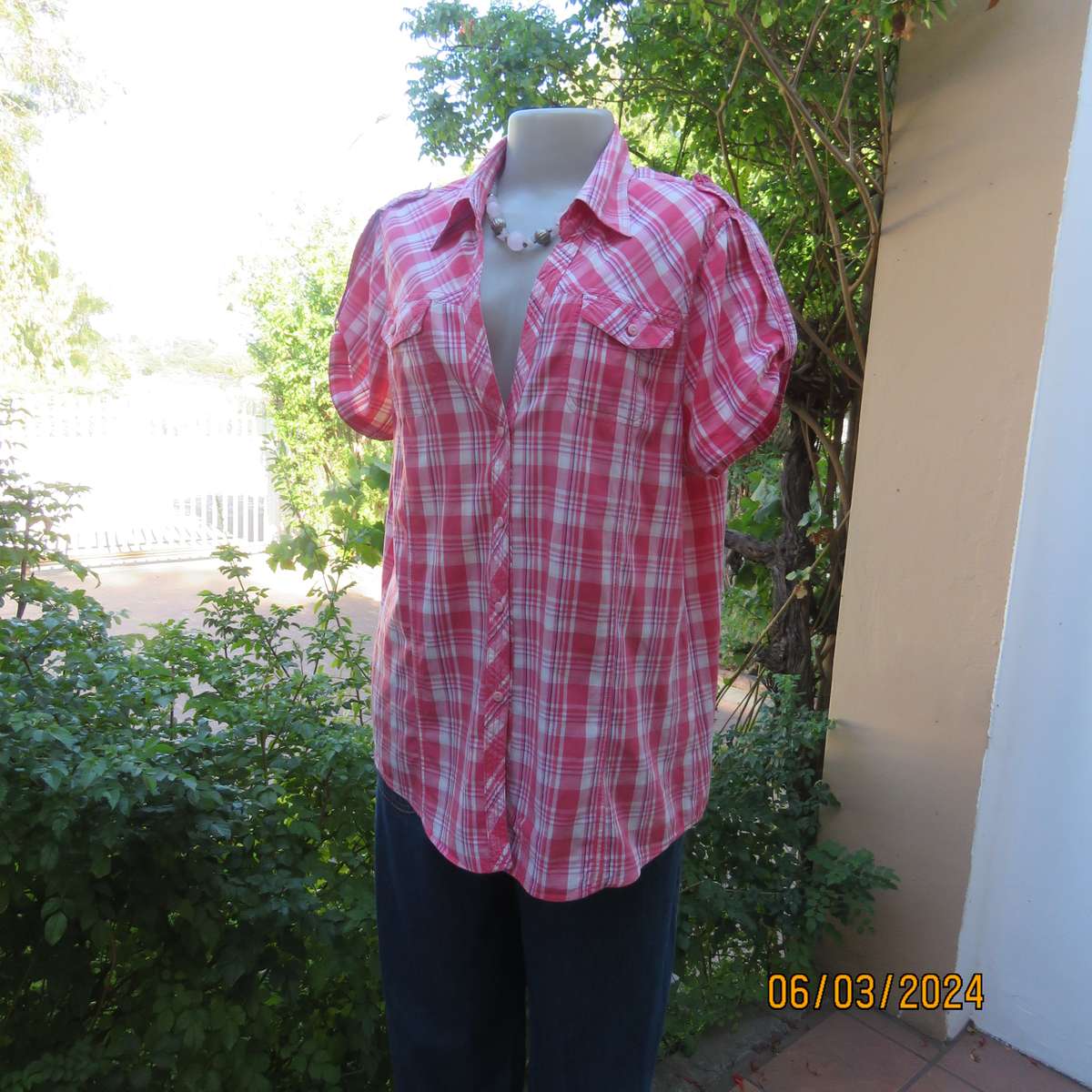 Casual crimson-white check button down top. Open V collar. 2 Front pockets. 100% cotton. Size 40.