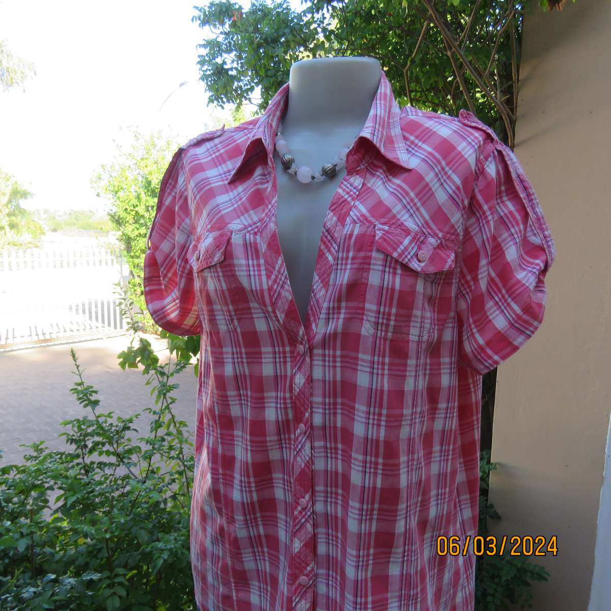 Casual crimson-white check button down top. Open V collar. 2 Front pockets. 100% cotton. Size 40.