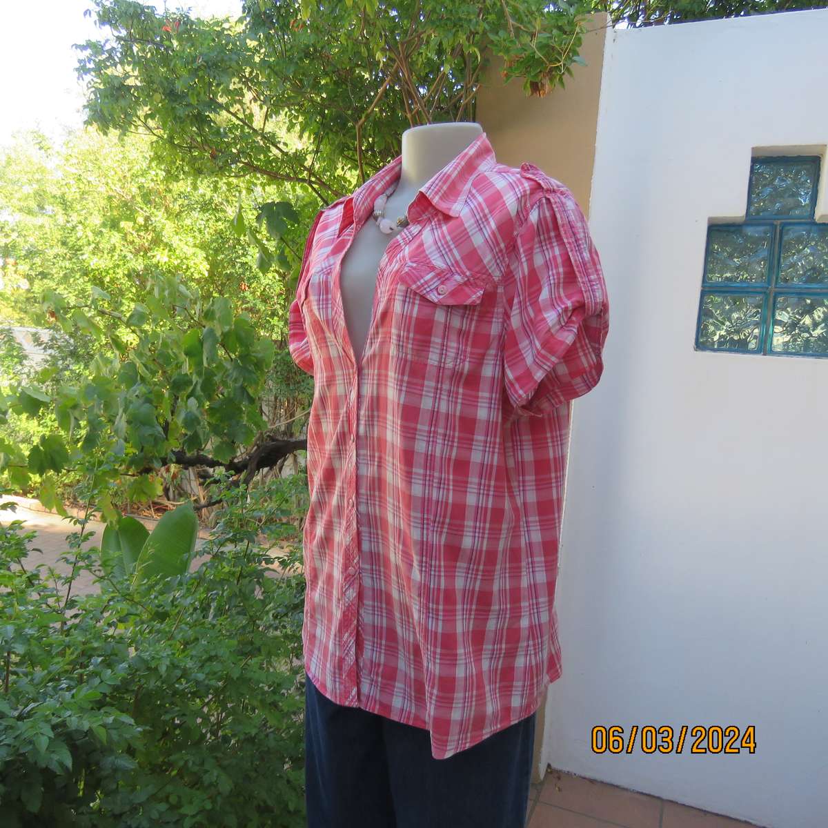Casual crimson-white check button down top. Open V collar. 2 Front pockets. 100% cotton. Size 40.