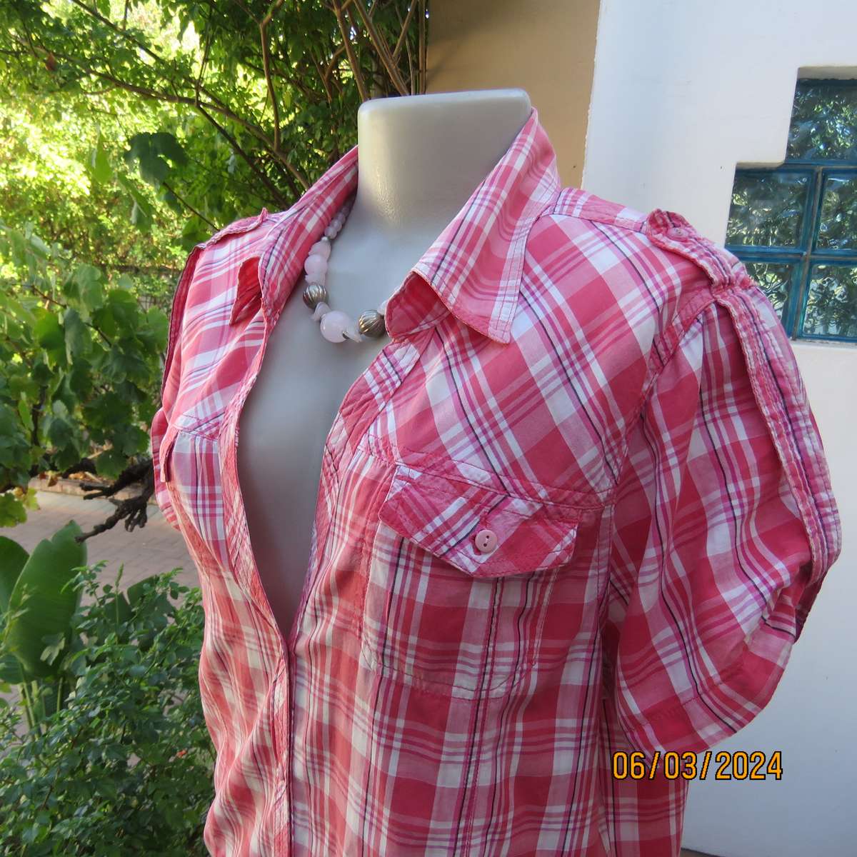 Casual crimson-white check button down top. Open V collar. 2 Front pockets. 100% cotton. Size 40.