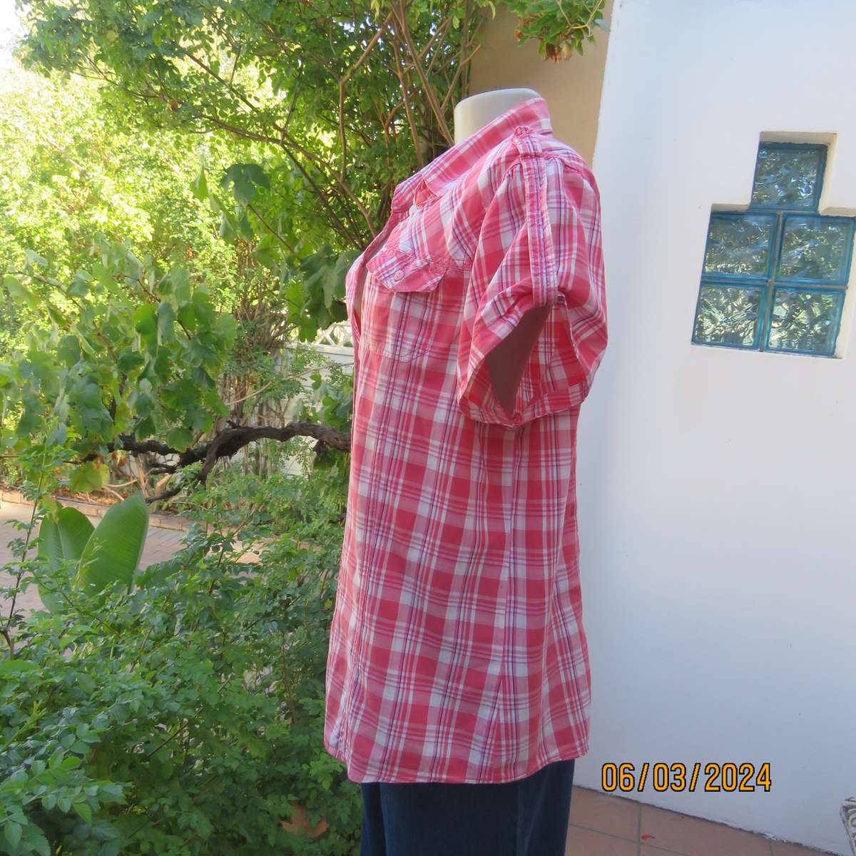 Casual crimson-white check button down top. Open V collar. 2 Front pockets. 100% cotton. Size 40.