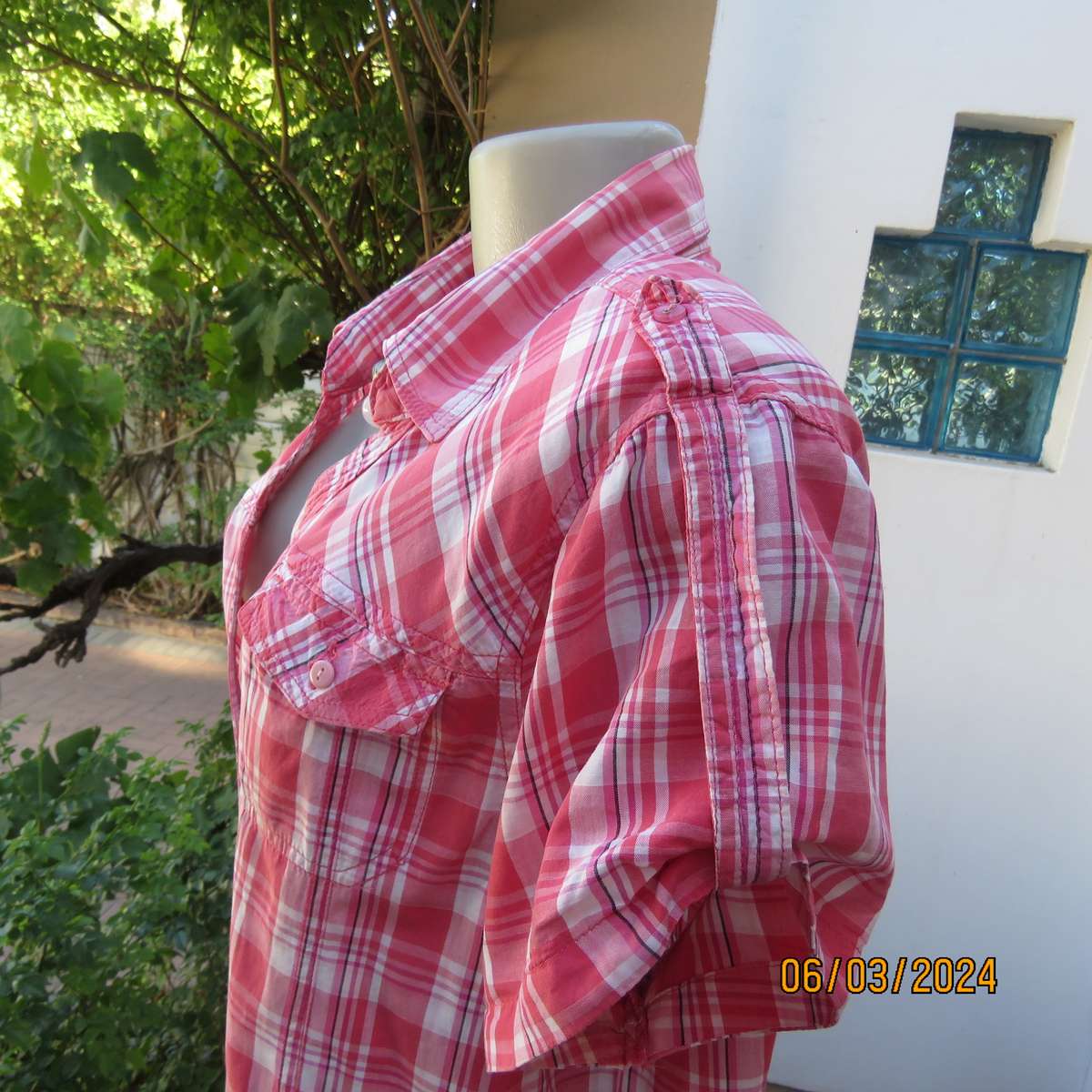 Casual crimson-white check button down top. Open V collar. 2 Front pockets. 100% cotton. Size 40.