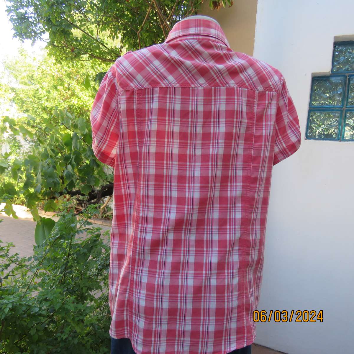 Casual crimson-white check button down top. Open V collar. 2 Front pockets. 100% cotton. Size 40.