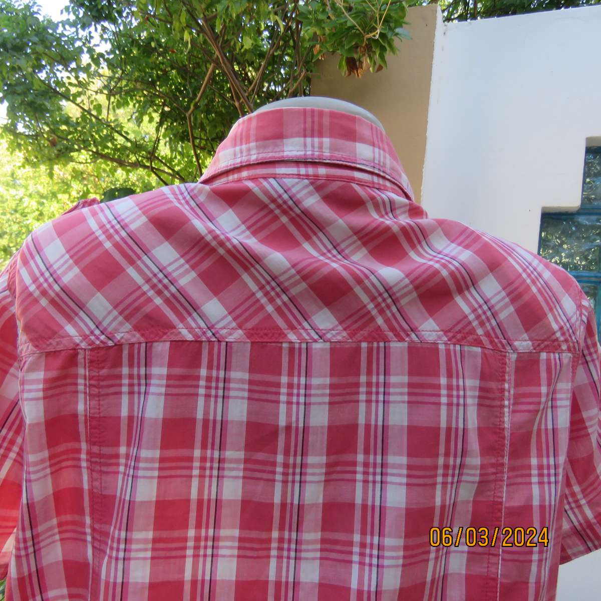 Casual crimson-white check button down top. Open V collar. 2 Front pockets. 100% cotton. Size 40.