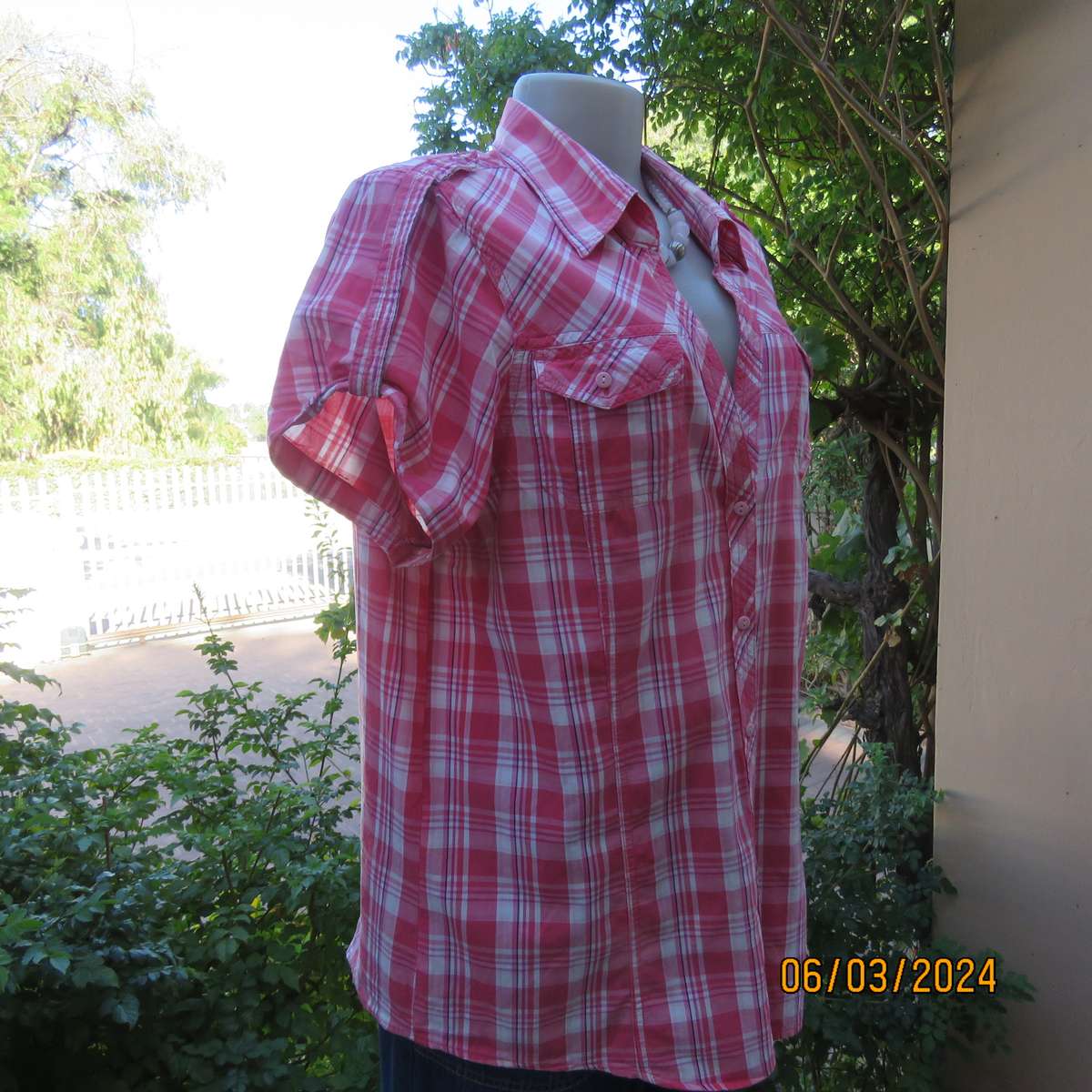 Casual crimson-white check button down top. Open V collar. 2 Front pockets. 100% cotton. Size 40.