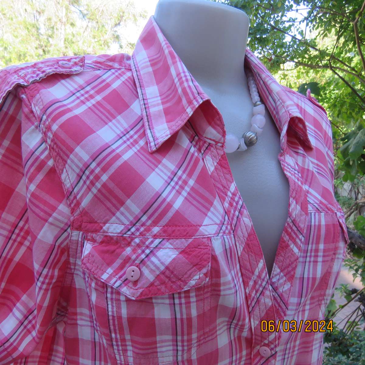 Casual crimson-white check button down top. Open V collar. 2 Front pockets. 100% cotton. Size 40.