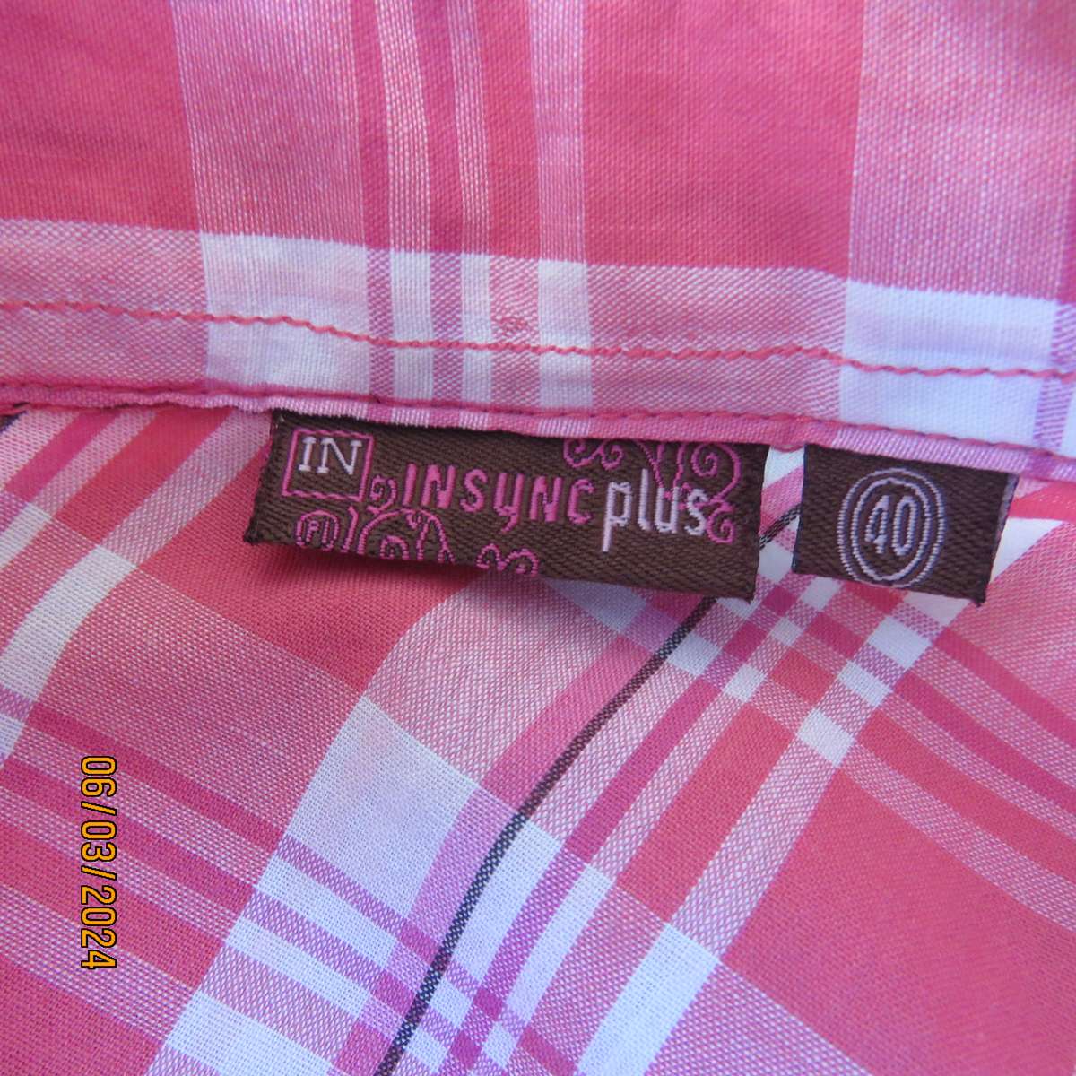 Casual crimson-white check button down top. Open V collar. 2 Front pockets. 100% cotton. Size 40.