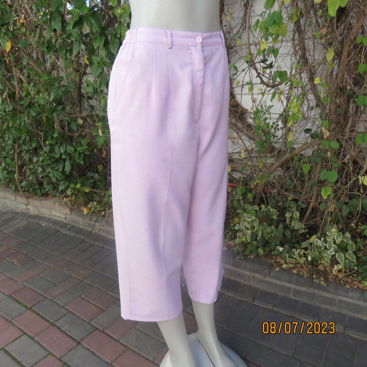 Light mauve pink ankle pants in polyester. Side pockets. Size 40 loose fit.