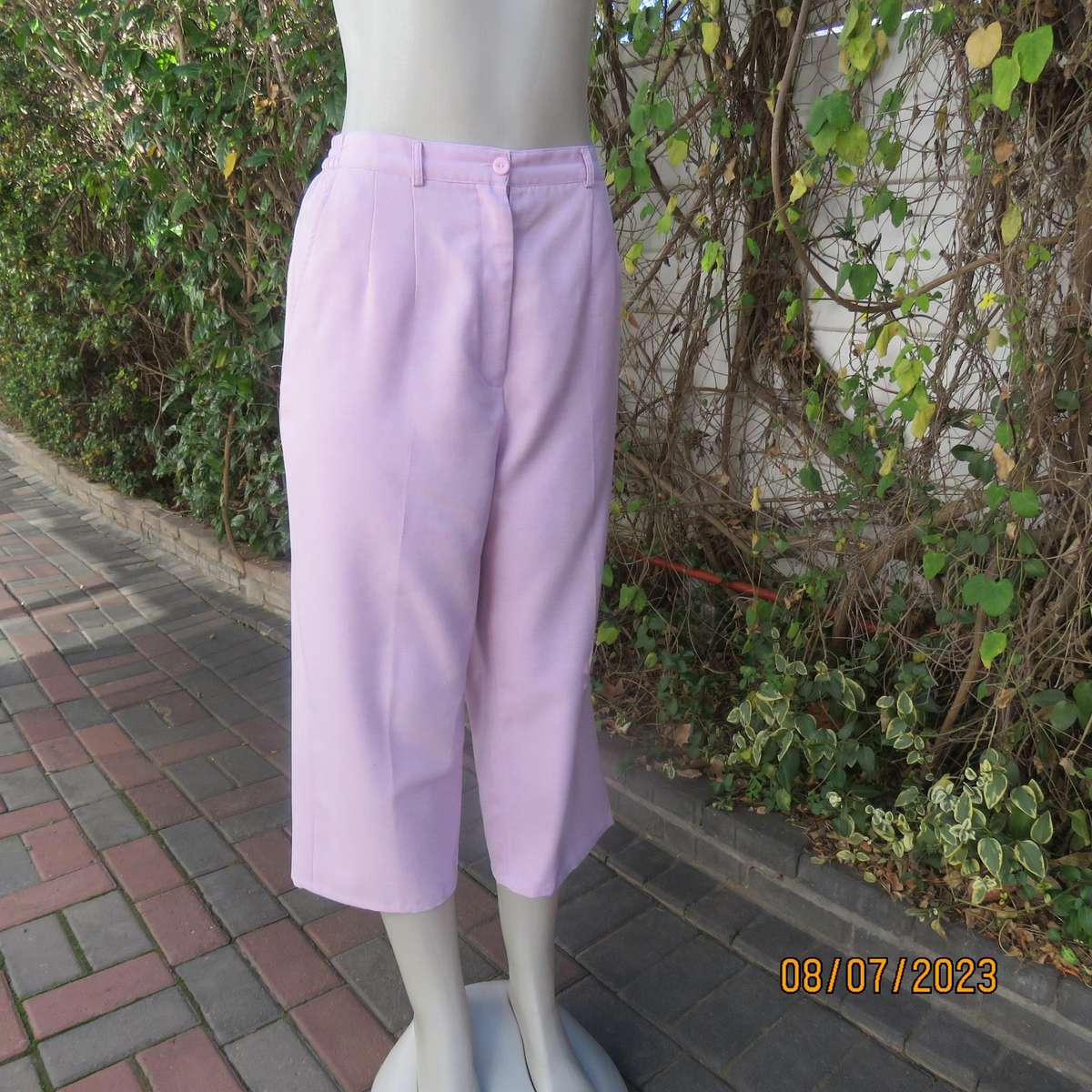 Light mauve pink ankle pants in polyester. Side pockets. Size 40 loose fit.