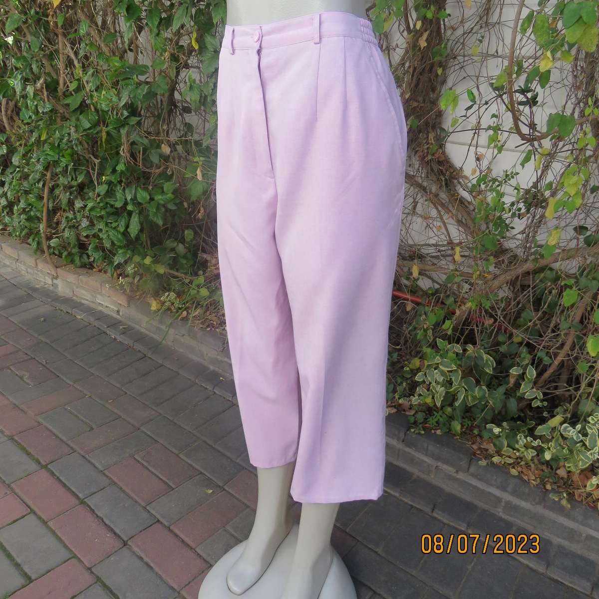Light mauve pink ankle pants in polyester. Side pockets. Size 40 loose fit.