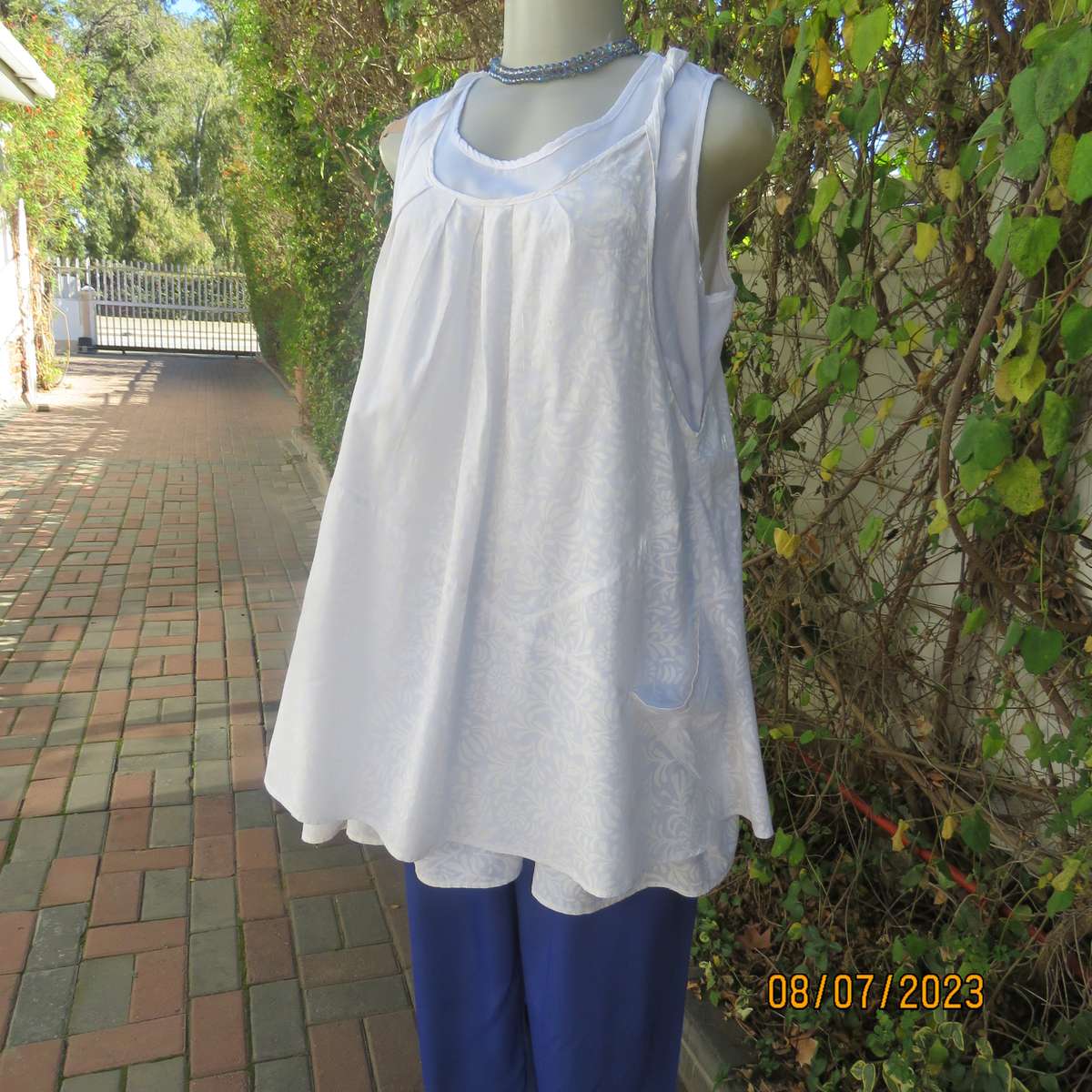 MILADYS white 2 pc floral polycotton sleeveless slip over top. Size 38