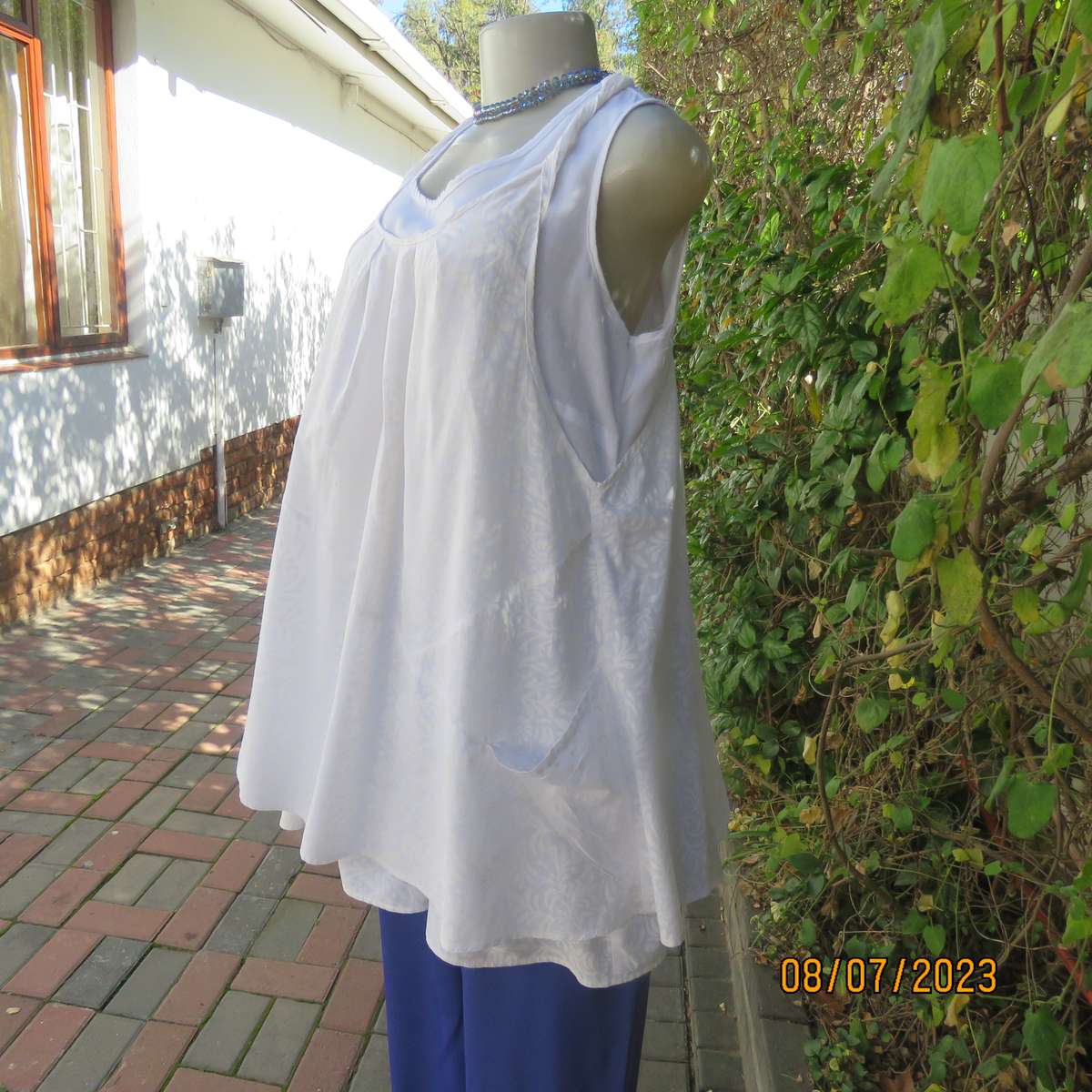 MILADYS white 2 pc floral polycotton sleeveless slip over top. Size 38