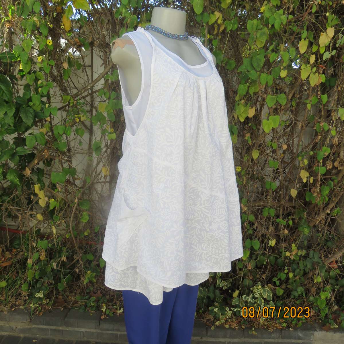MILADYS white 2 pc floral polycotton sleeveless slip over top. Size 38