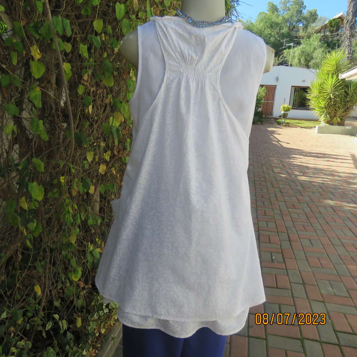 MILADYS white 2 pc floral polycotton sleeveless slip over top. Size 38