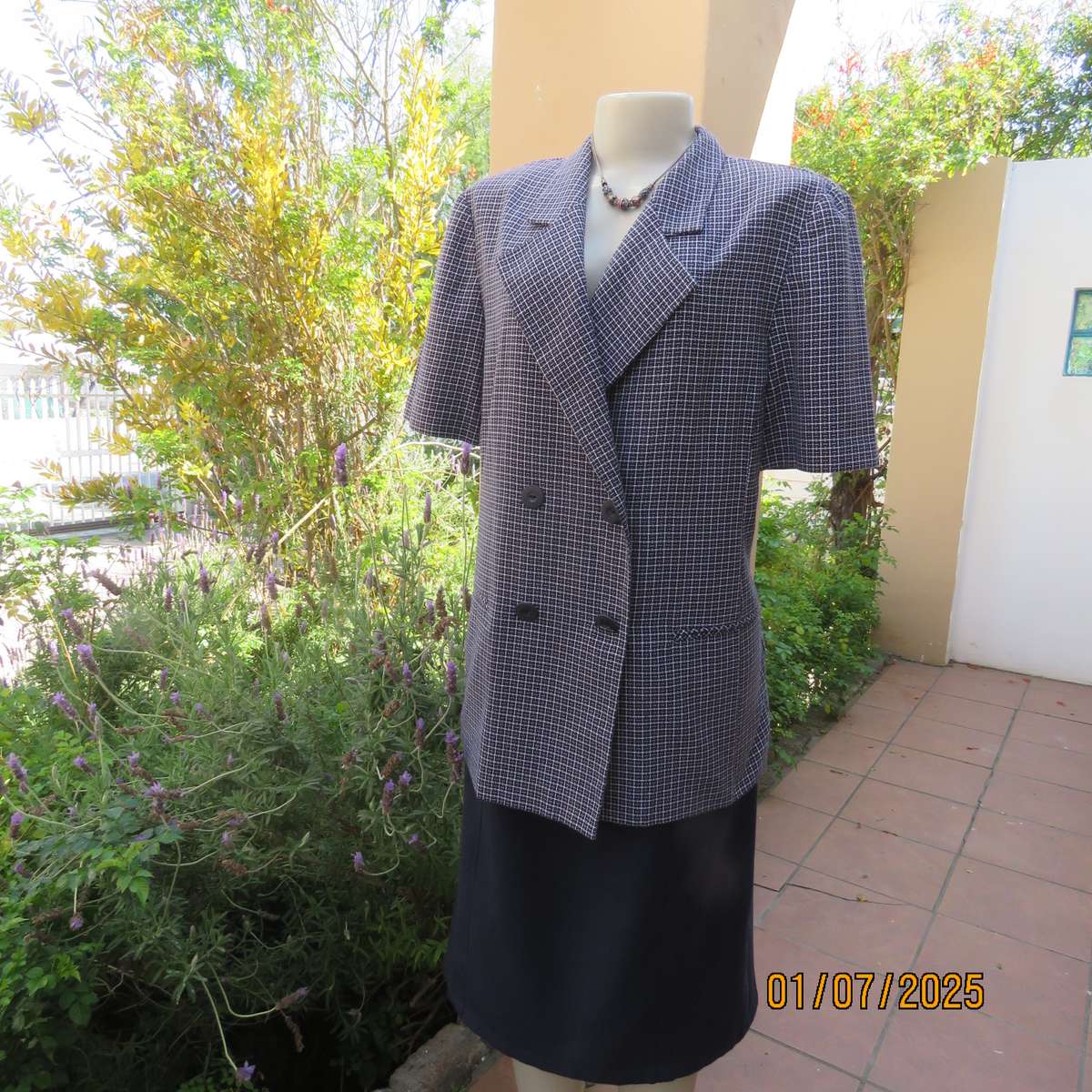 Elegant black/white woven poly/viscose short sleeve jacket. Double breast. By WOOLWORTH size 42.