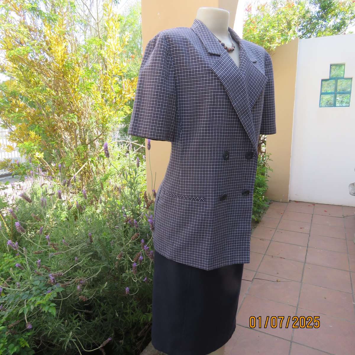 Elegant black/white woven poly/viscose short sleeve jacket. Double breast. By WOOLWORTH size 42.