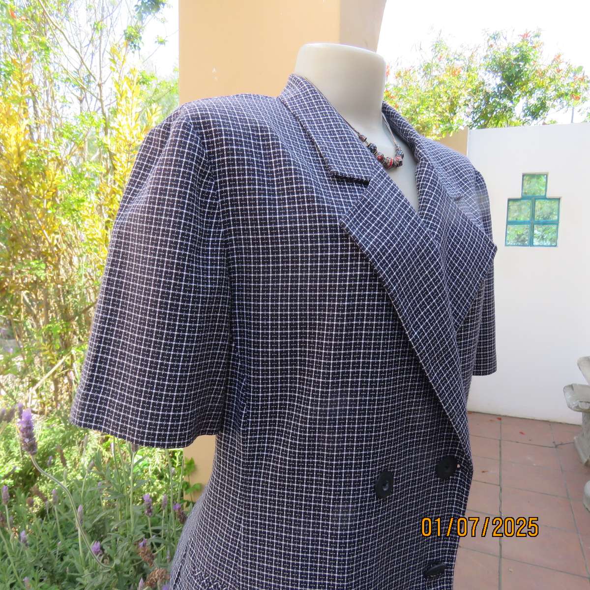 Elegant black/white woven poly/viscose short sleeve jacket. Double breast. By WOOLWORTH size 42.