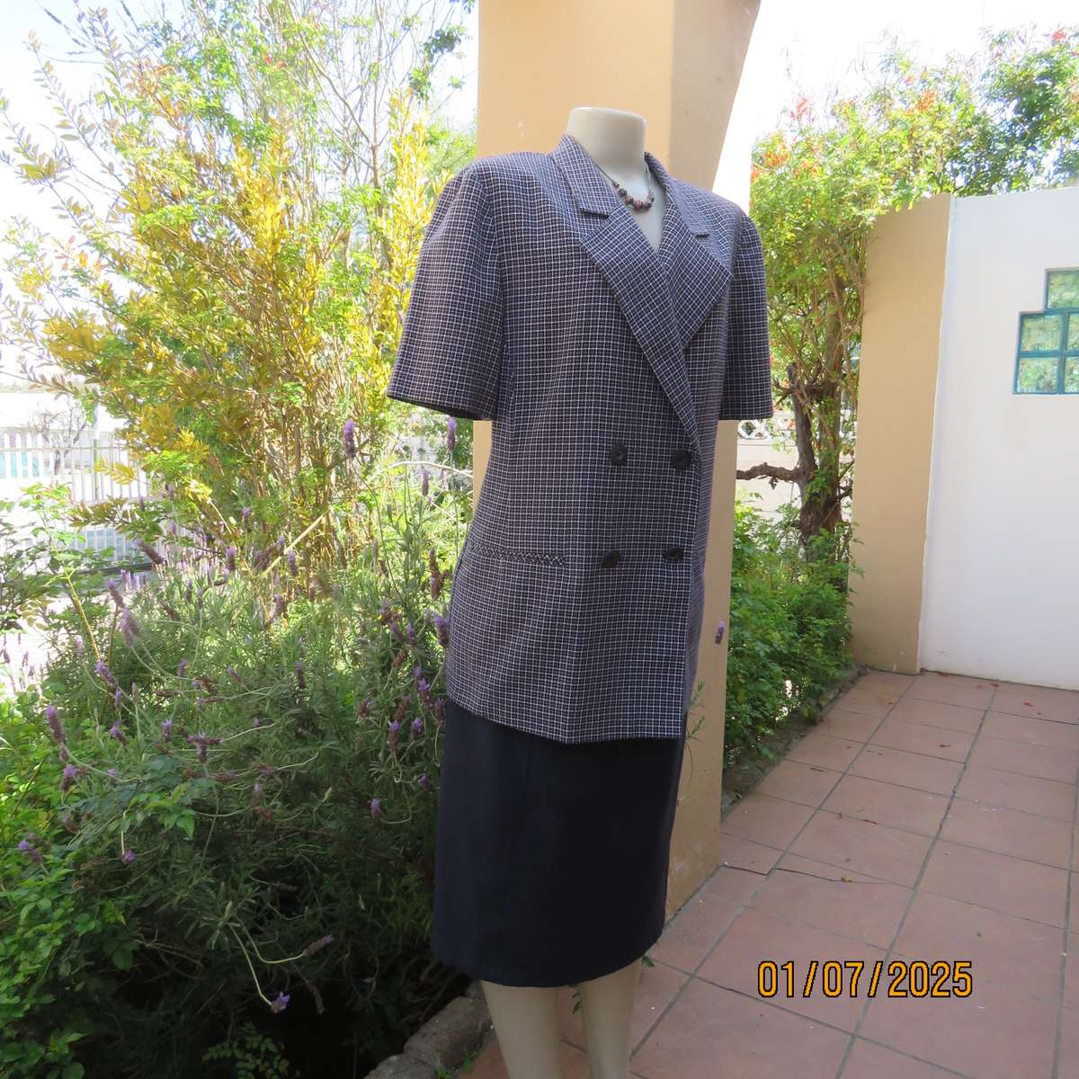 Elegant black/white woven poly/viscose short sleeve jacket. Double breast. By WOOLWORTH size 42.