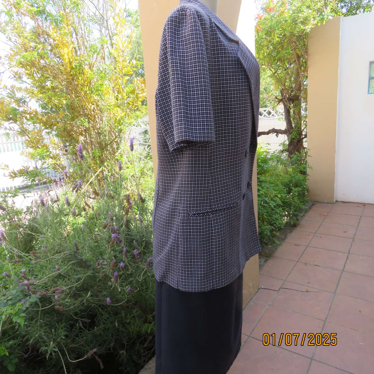 Elegant black/white woven poly/viscose short sleeve jacket. Double breast. By WOOLWORTH size 42.