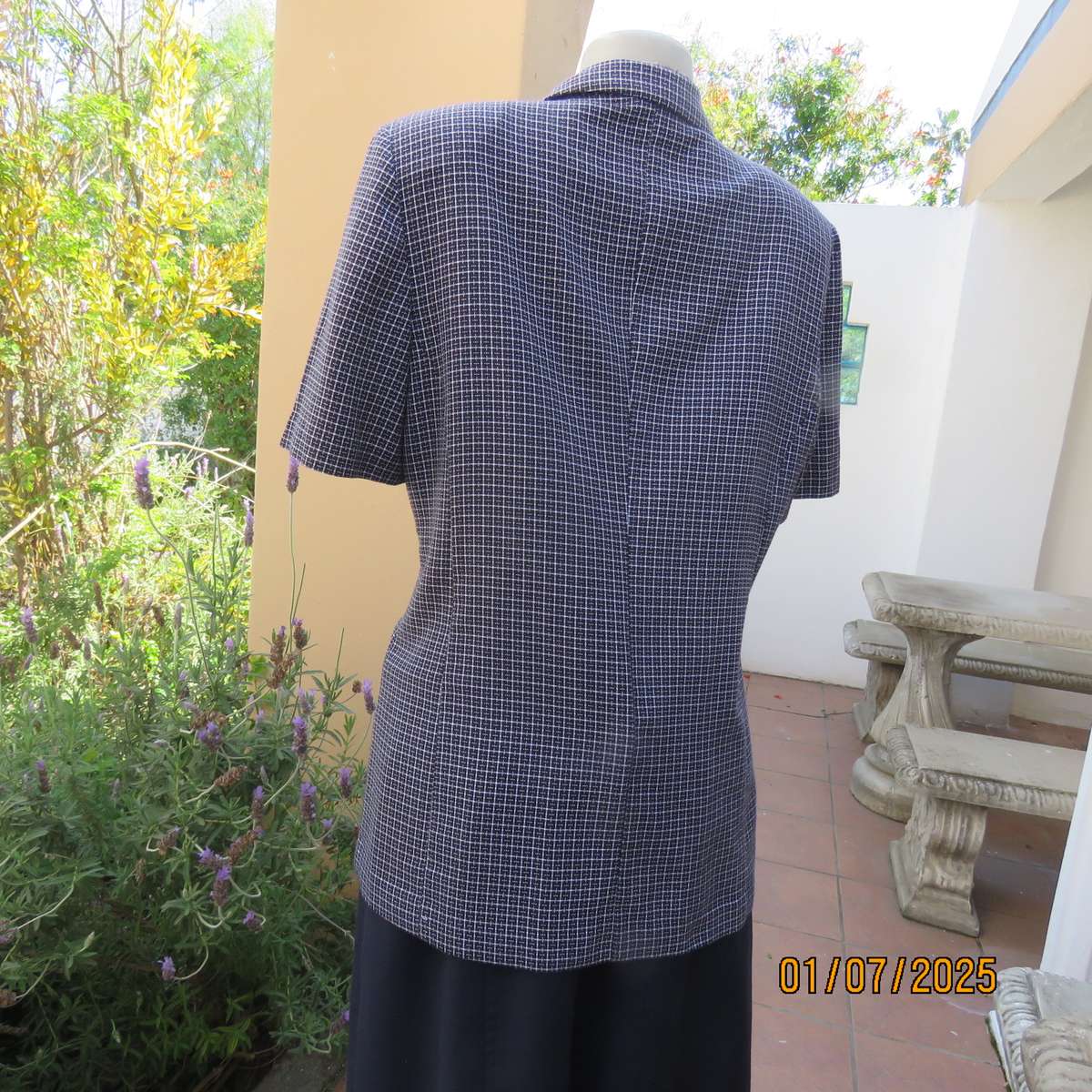 Elegant black/white woven poly/viscose short sleeve jacket. Double breast. By WOOLWORTH size 42.