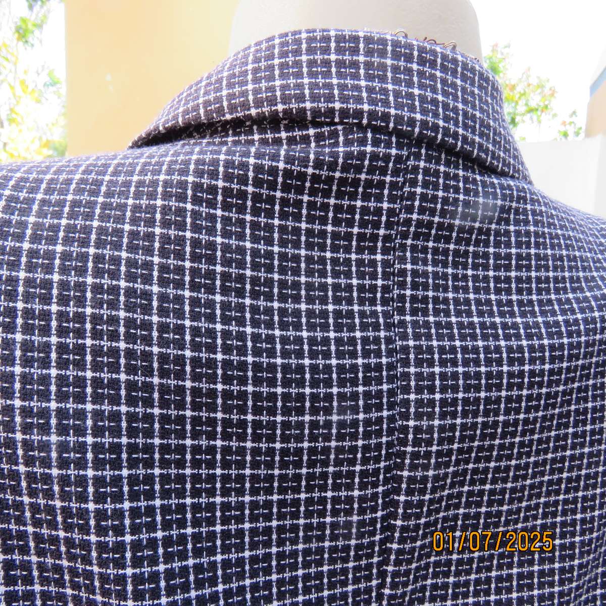 Elegant black/white woven poly/viscose short sleeve jacket. Double breast. By WOOLWORTH size 42.