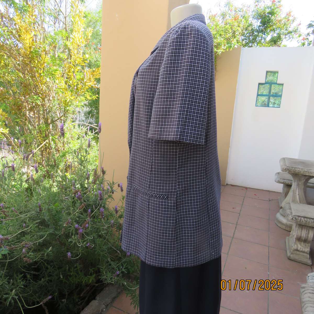 Elegant black/white woven poly/viscose short sleeve jacket. Double breast. By WOOLWORTH size 42.
