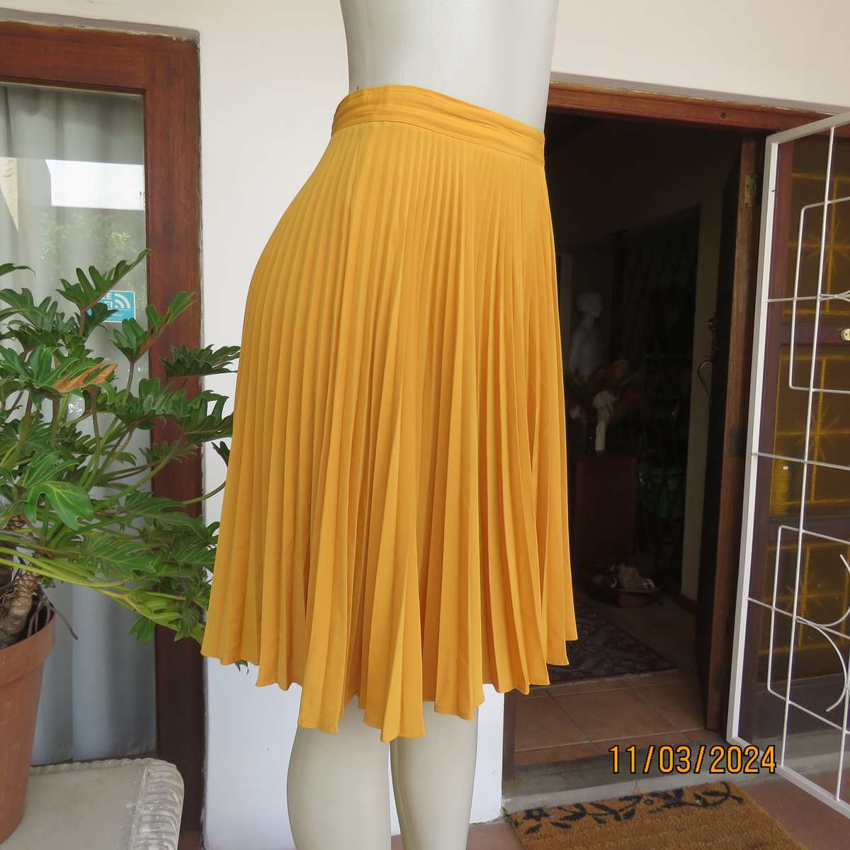 TRUWORTHS mustard colour flare permanent pleated skirt. Size 34.