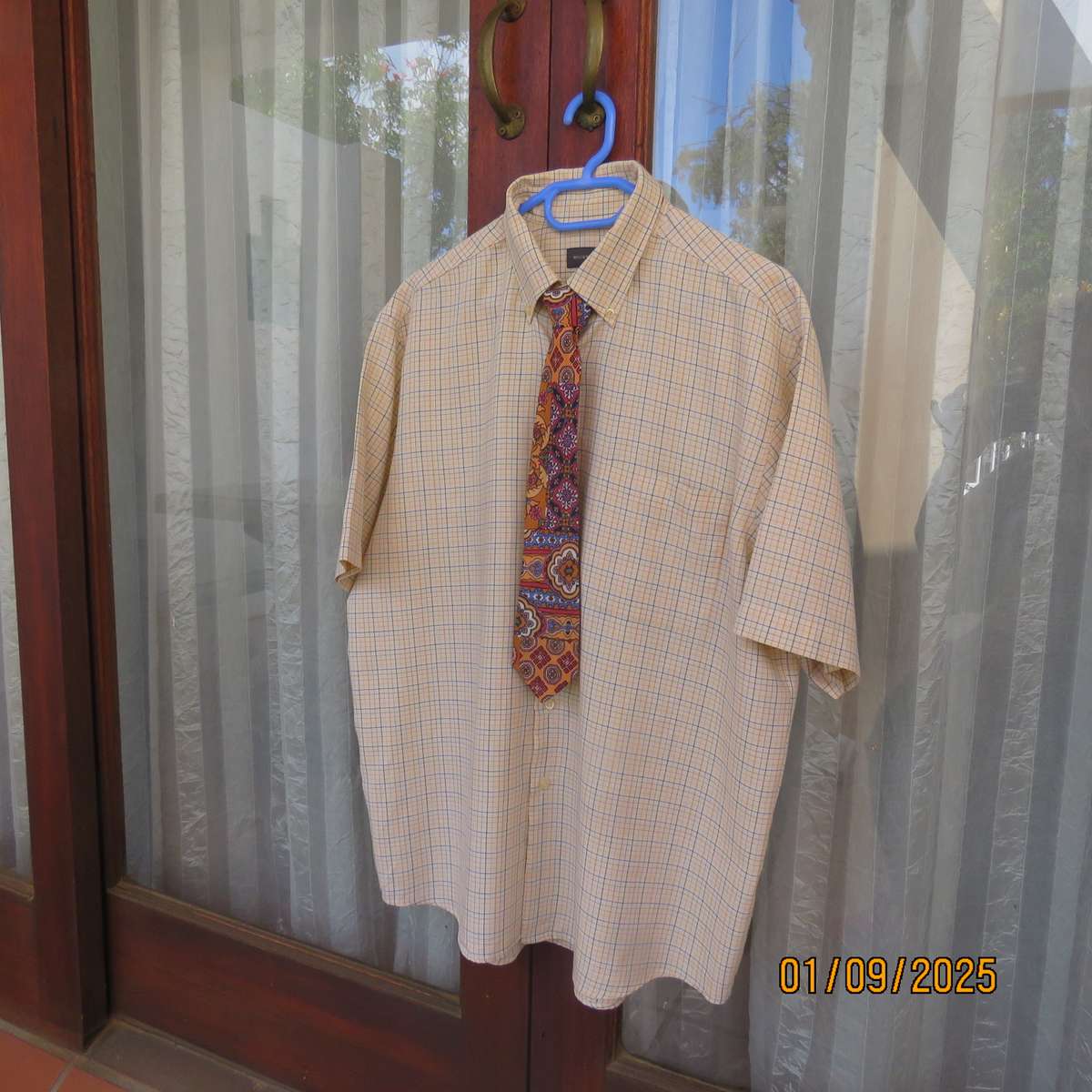 WOOLWORTHS Men's short sleeve check polycotton shirt with matching tie.Size L As new cond.