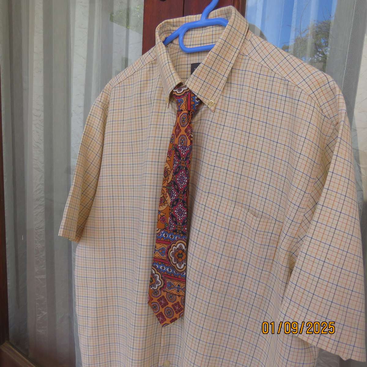 WOOLWORTHS Men's short sleeve check polycotton shirt with matching tie.Size L As new cond.