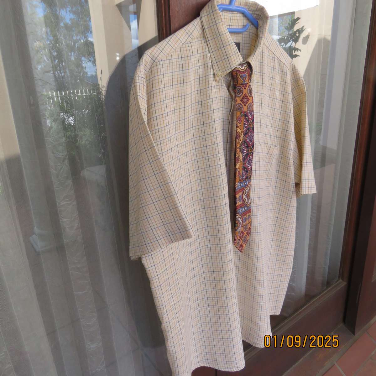 WOOLWORTHS Men's short sleeve check polycotton shirt with matching tie.Size L As new cond.