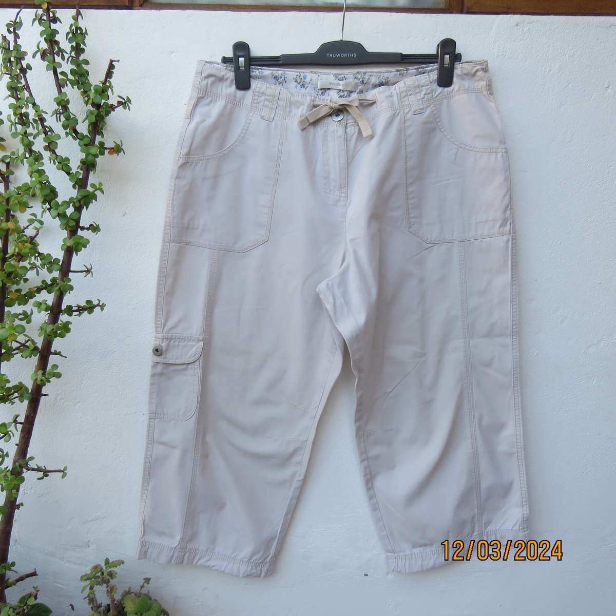 WOOLWORTHS beige 100% cotton modern cropped pants. Size 40. As new