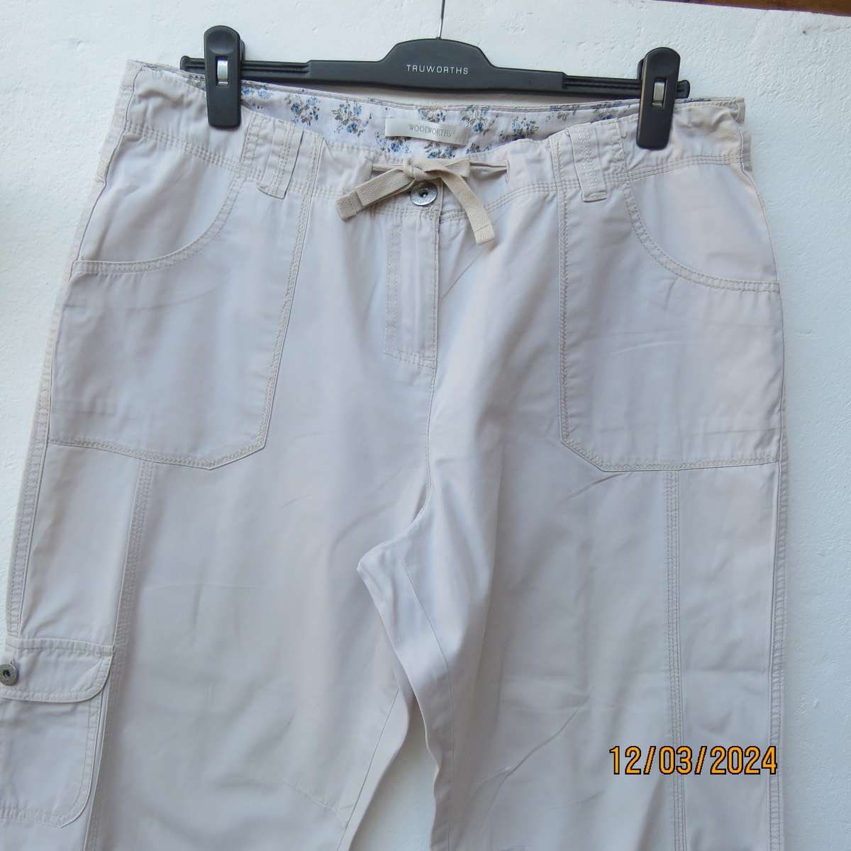 WOOLWORTHS beige 100% cotton modern cropped pants. Size 40. As new
