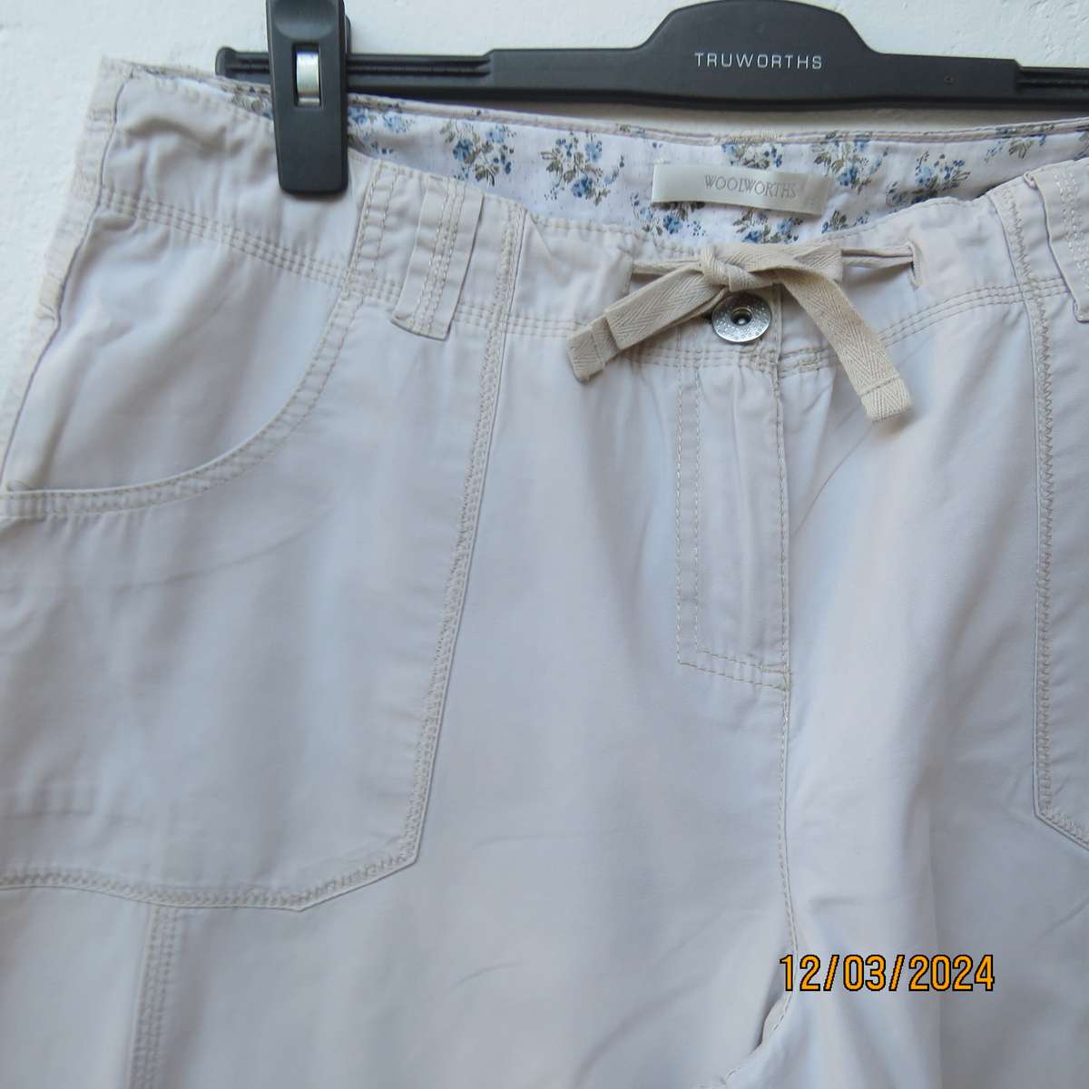WOOLWORTHS beige 100% cotton modern cropped pants. Size 40. As new